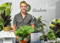 Roy Valstar van Valstar Shadow Plant met zijn Calathea. Roy kweekt Calathea’s in een14 & 19cm pot in meer dan 12 soorten. Het is een échte kamerplant en voelt zich het best in een mooi plekje in de schaduw.